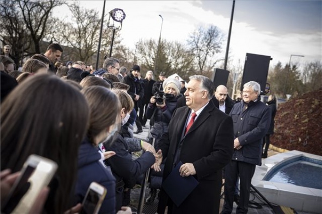 Felavatták a Gödöllő Városi és Térségi uszodát