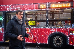 Mikulástroli gyűjti a cipősdoboz-ajándékokat 