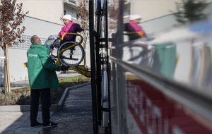 Kerekesszékesek szállítására alkalmas busz használatáról állapodott meg a Katolikus Szeretetszolgálat