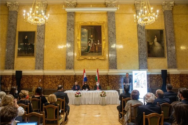 A 800 éves magyar-horvát kulturális örökségről nyílt kiállítás a Nemzeti Múzeumban