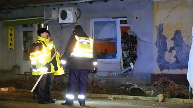 Heten meghaltak, miután felborult egy illegális migránsokat szállító autó Mórahalmon
