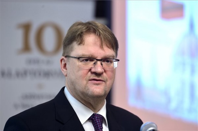 Bélyegszettet bocsátottak ki az Alaptörvény hatálybalépésének 10. évfordulója alkalmából