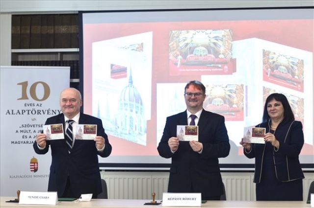 Bélyegszettet bocsátottak ki az Alaptörvény hatálybalépésének 10. évfordulója alkalmából