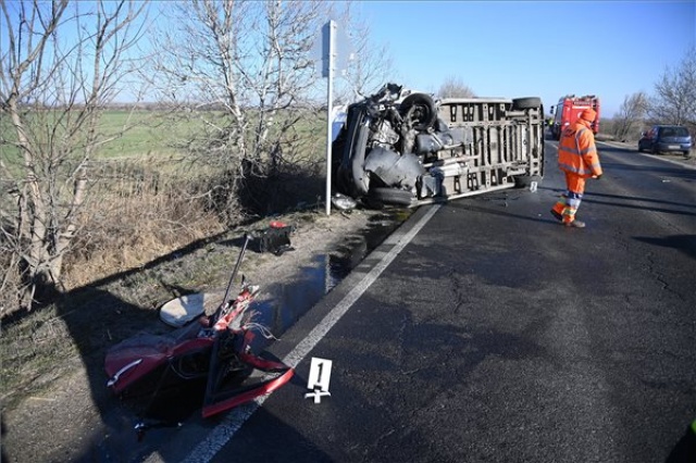 Baleset miatt lezárták az 51-es utat Taksonynál