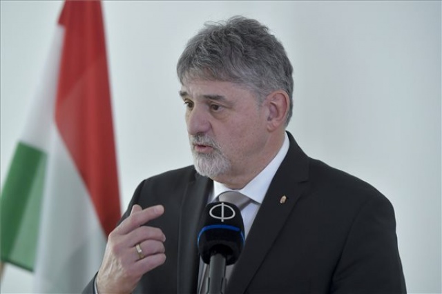 Koronavírus - György István: annak lesz érvényes az oltási igazolványa, aki időben felveszi a harmadik oltást