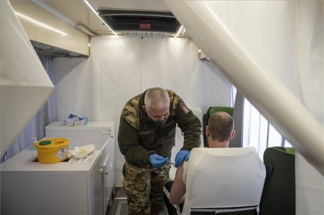 Koronavírus - Sajtótájékoztató a mobil oltóállomásokról Sóshartyánban