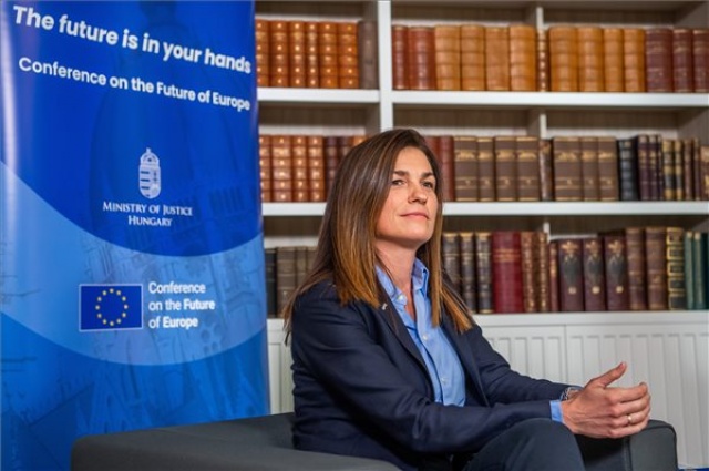 Varga Judit és Navracsics Tibor kerekasztal-beszélgetésen az Igazságügyi Minisztériumban