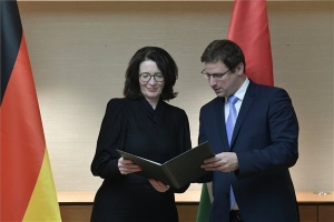 Gulyás Gergely kitüntette Maren Schoeninget