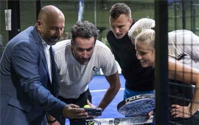 Megnyílt a padel első hazai fedett pályája a Feneketlen-tónál