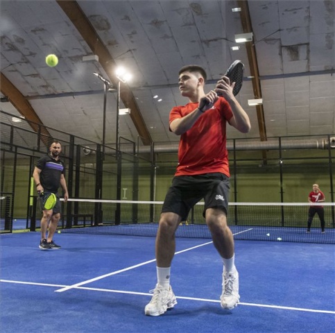 Megnyílt a padel első hazai fedett pályája a Feneketlen-tónál