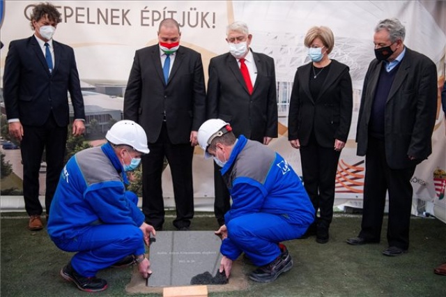 Letették a csepeli Jedlik Ányos Gimnázium új épületszárnyának alapkövét