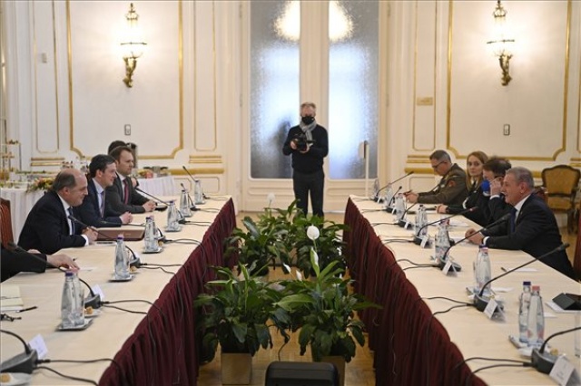 A brit védelmi miniszter Budapesten