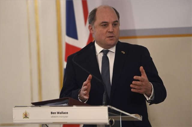 A brit védelmi miniszter Budapesten