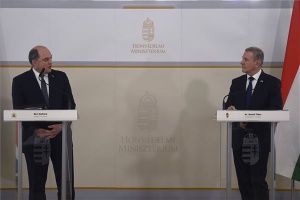 A brit védelmi miniszter Budapesten
