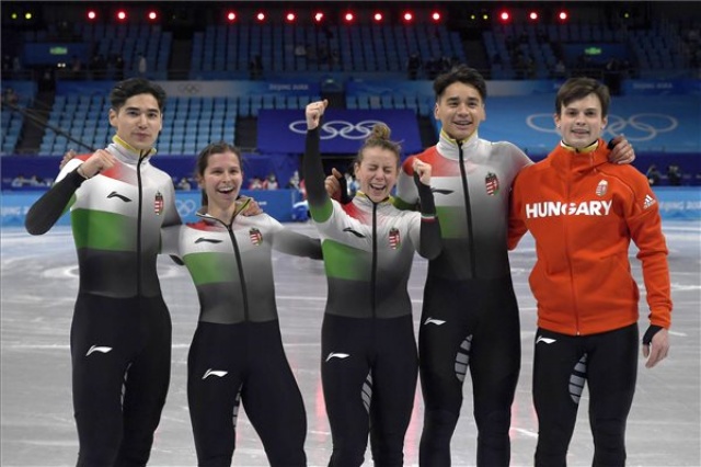 Peking 2022 - Bronzérmes a rövidpályás gyorskorcsolya vegyes váltó