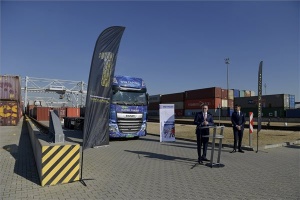 Kigördült Magyarország első elektromos konténerszállító kamionja a METRANS csepeli vasúti termináljáról