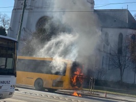 Busz égett a Kossuth Lajos sugárúton