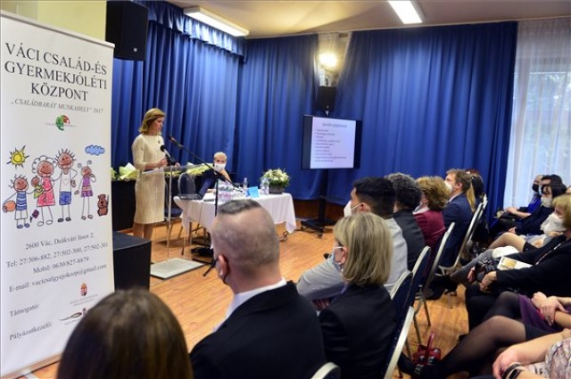 Koronavírus - Herczegh Anita: hosszú távú segítséget akar nyújtani a Regőczi Alapítvány