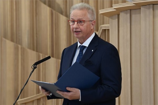 Beiktatták a Károli Gáspár Református Egyetem új rektorát, Trócsányi Lászlót