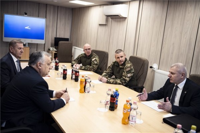 Ukrán válság - Orbán Viktor a Magyar Honvédség Integrált Műveleti Központjában
