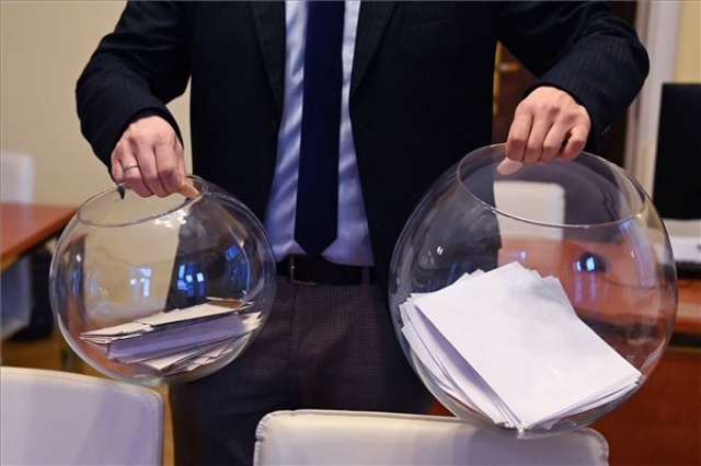 Választás 2022 - Kisorsolta az országos listák szavazólapi sorrendjét az NVB