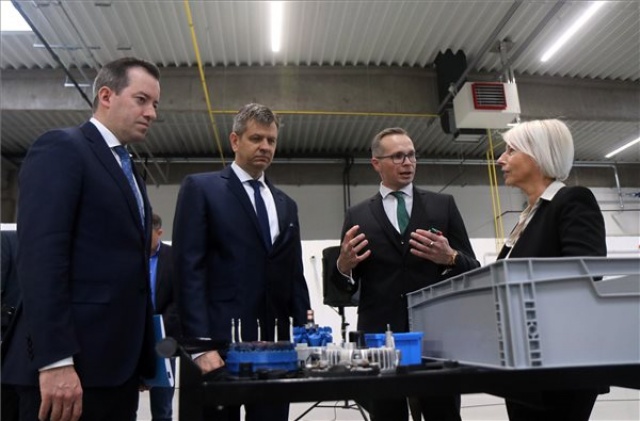 Átadták az Arago Green Technologies Kft. autóalkatrész gyárát a borsodi Sajókeresztúron