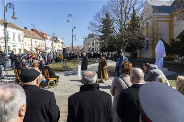 Március 15. - Kásler Miklós felavatta Batthyány Lajos mellszobrát Sárváron