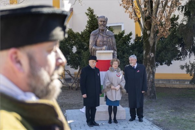 Március 15. - Kásler Miklós felavatta Batthyány Lajos mellszobrát Sárváron