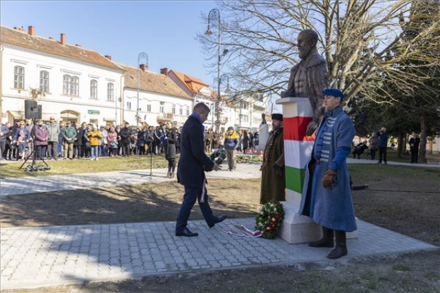 Március 15. - Kásler Miklós felavatta Batthyány Lajos mellszobrát Sárváron