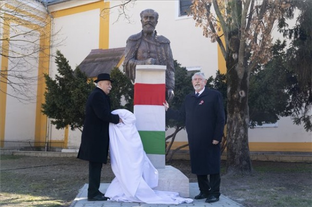 Március 15. - Kásler Miklós felavatta Batthyány Lajos mellszobrát Sárváron