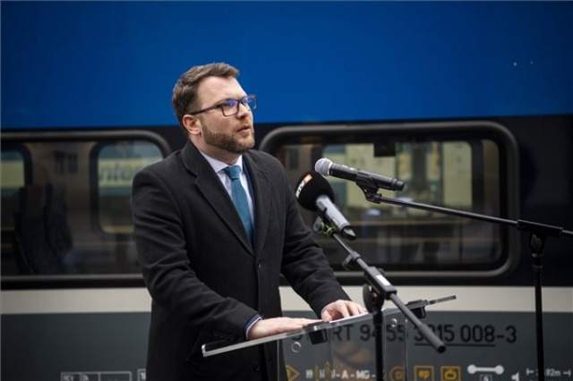 Mától naponta kilencszer közlekednek a Budapest-Esztergom vonalon KISS emeletes motorvonatok