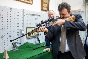 A kormány támogatja a Nemzeti Fegyvergyártási Oktatási Központ kialakítását Csongrádon