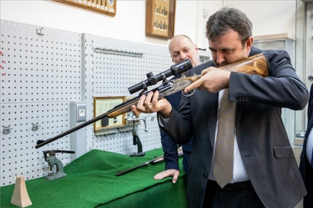 A kormány támogatja a Nemzeti Fegyvergyártási Oktatási Központ kialakítását Csongrádon