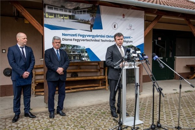 A kormány támogatja a Nemzeti Fegyvergyártási Oktatási Központ kialakítását Csongrádon