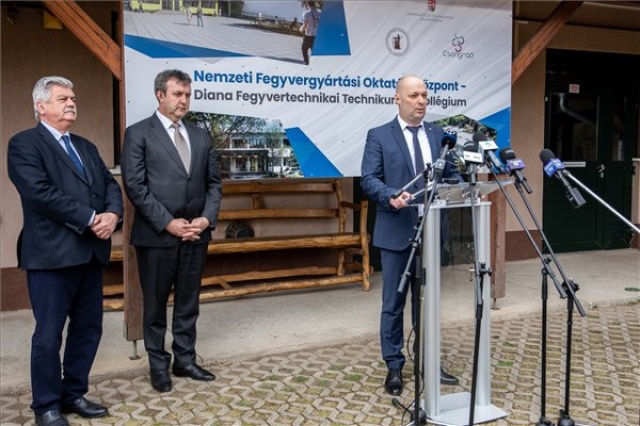 A kormány támogatja a Nemzeti Fegyvergyártási Oktatási Központ kialakítását Csongrádon