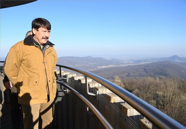 Áder János a Pilisi Parkerdő Zrt. pilisszentkereszti erdészetébe látogatott 