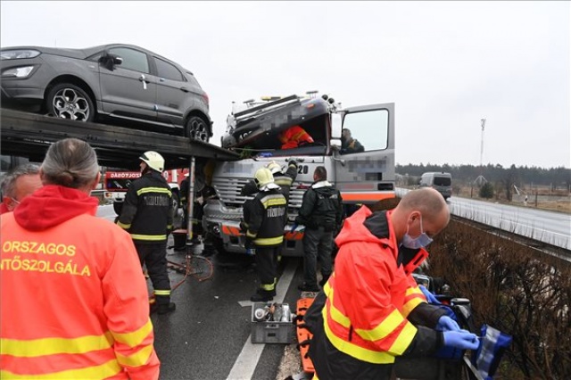 Kamionok ütköztek az M5-ösön Inárcsnál