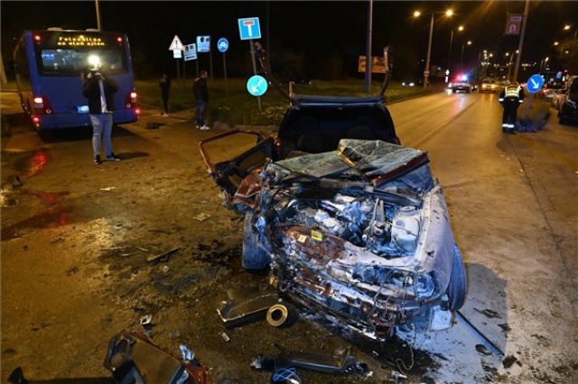 Busszal ütközött egy személygépkocsi Csepelen