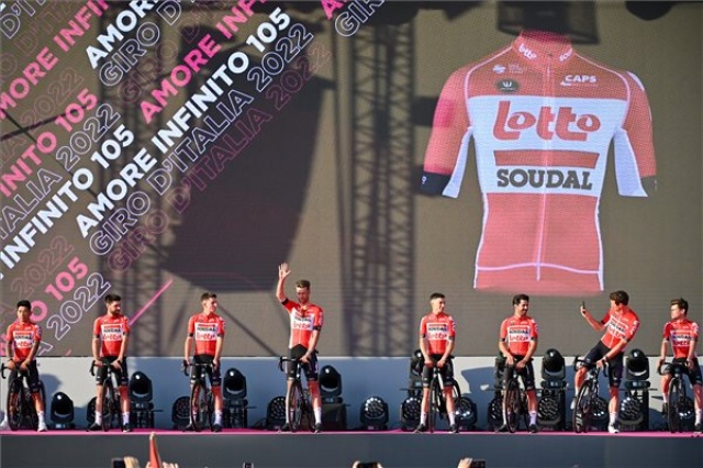 Giro d'Italia - A zsúfolásig telt Hősök terén köszöntötték a csapatokat