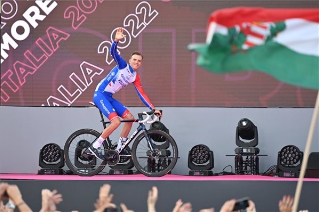 Giro d'Italia - A zsúfolásig telt Hősök terén köszöntötték a csapatokat