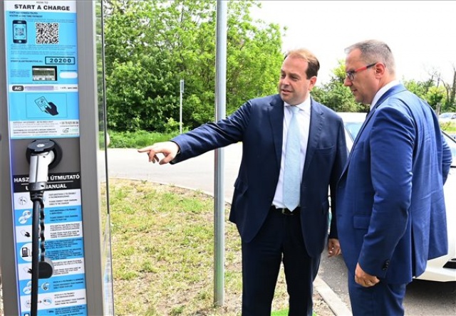 Elektromos autótöltőket telepít a Vantage Towers országszerte