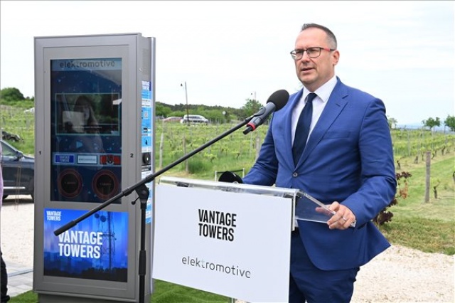 Elektromos autótöltőket telepít a Vantage Towers országszerte