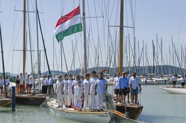 Megnyitották a balatoni vitorlásszezont