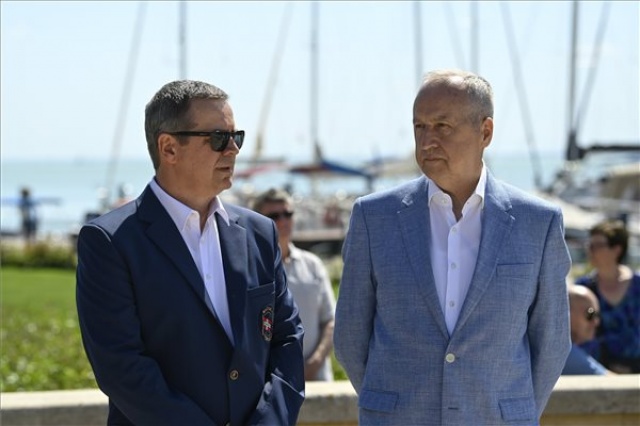 Megnyitották a balatoni vitorlásszezont