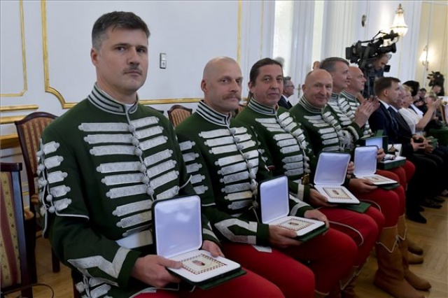 Kitüntetéseket adtak át társadalmi szervezeteknek a honvédelem napján