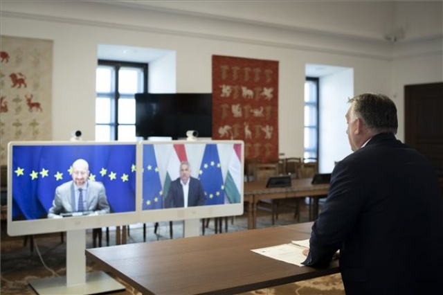 Orbán Viktor videókonferencia keretében tárgyalt az Európai Tanács elnökével 