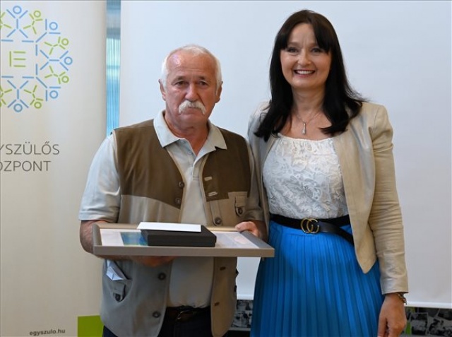 Átadták a Páratlan szülő díjakat az Egyszülős Központban 