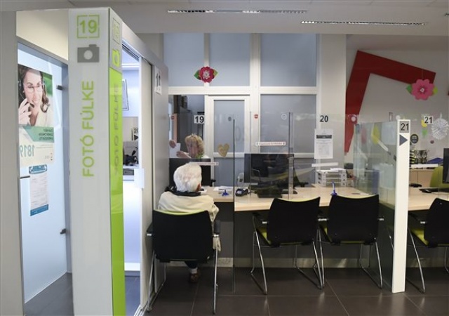 Hétvégi nyitvatartás segíti az okmánycserét a kormányablakokban június végéig