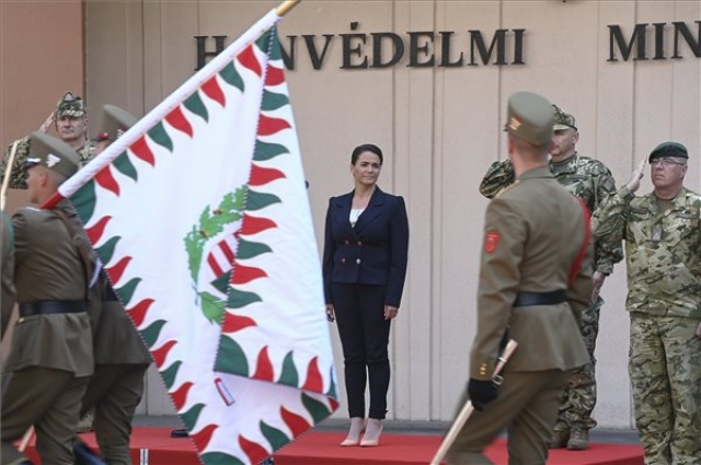 Novák Katalin aláírta az ország fegyveres védelmének tervét 