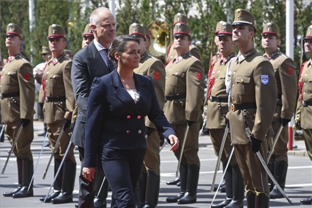 Novák Katalin aláírta az ország fegyveres védelmének tervét 